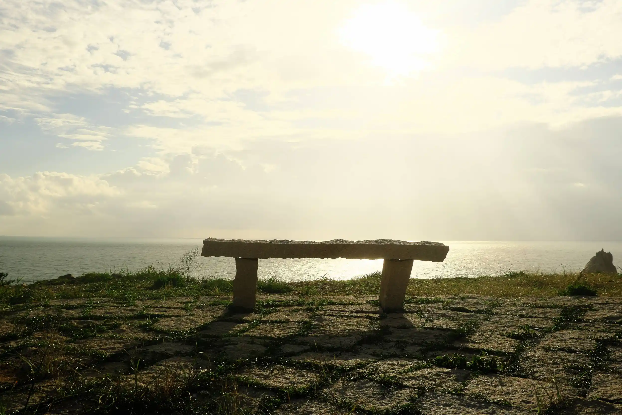 The sea, a bench, waiting